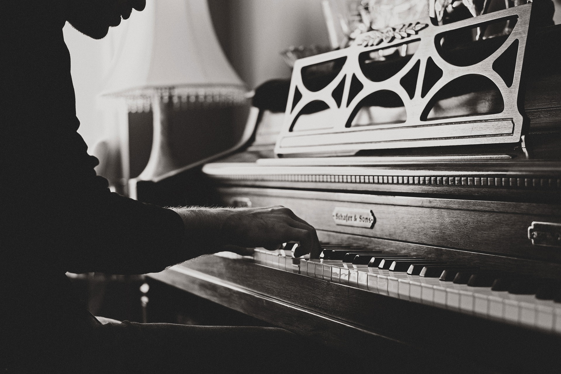 Fotografía de hombre al piano.