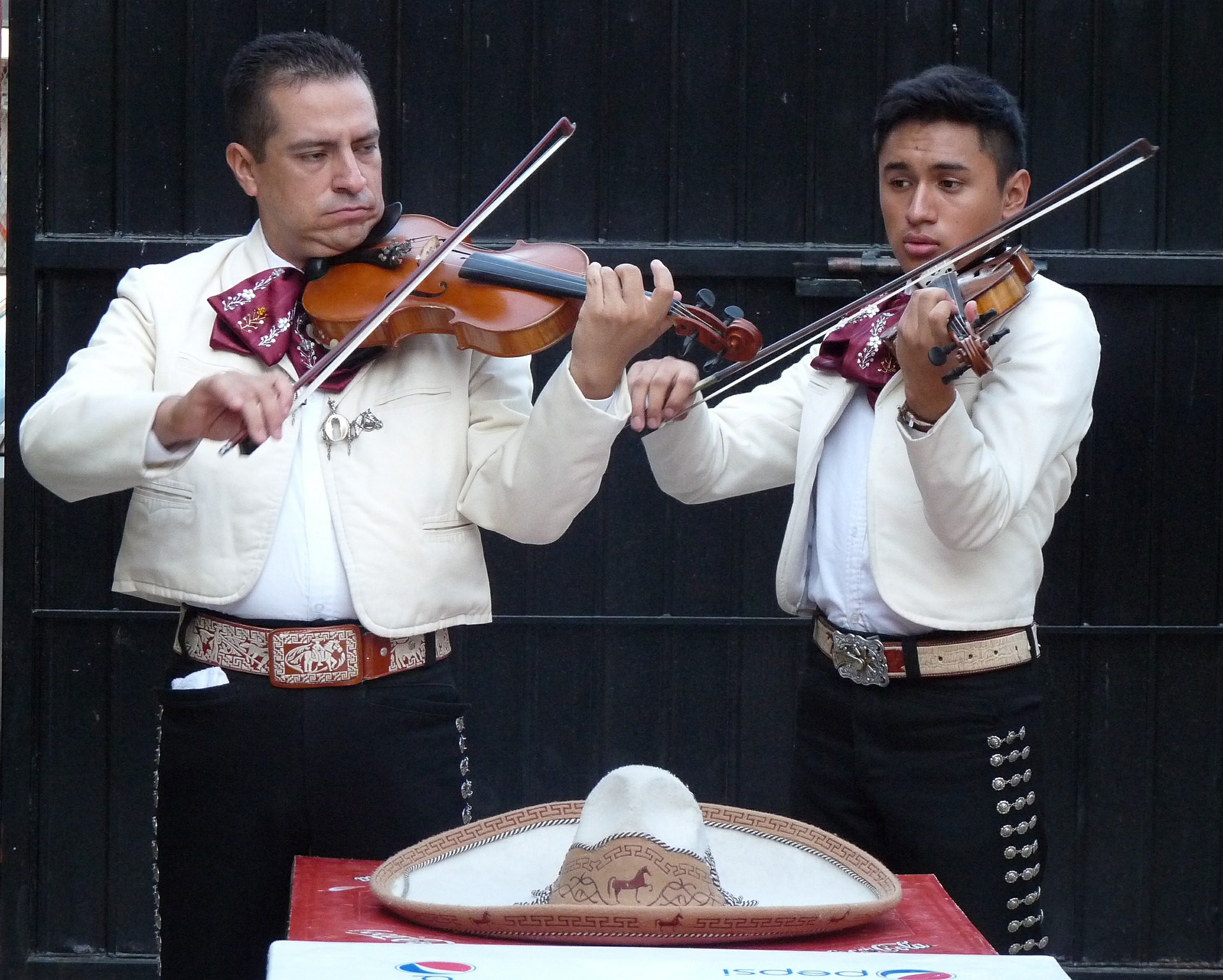 Macou, J. (2014). Mariachis [fotografía]. Dos mariachis con violines.